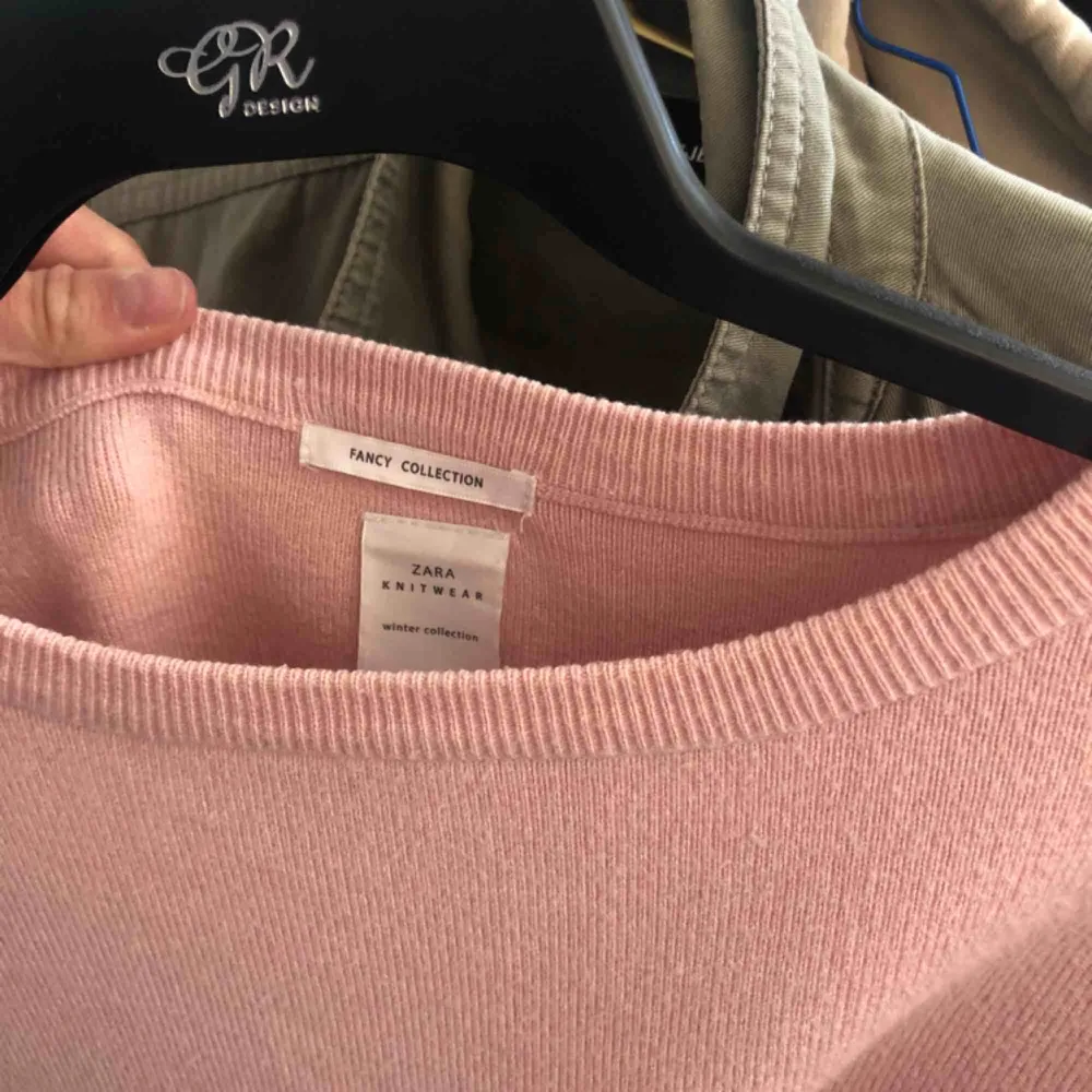 Super fin rosa tröja från zara. Tror de är i strl 152 men är som XS💞köparen står för frakten!. Tröjor & Koftor.