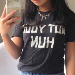 T-shirt - säljer denna t-shirt från gina✨🦋💥 Text på tröjan: NOT YOUR HUN Storlek: XS Använd: typ 1 eller 2 gånger Perfekt till sommaren👌☀️🍓 PRis: 75kr + 63kr frakt