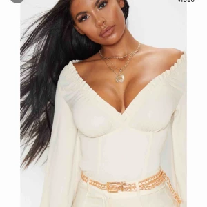  - Nude bodysuit från PrettyLittleThing! Jääättefin men säljer då jag beställde i fel storlek :(  Köpare står för frakt! Kontakta mig för frågor eller bilder!❤️