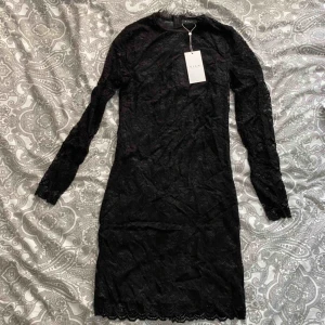  - Spets klänning  Nypris 499kr prislapp på 