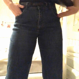 Blåa jeans - Snygga jeans i storlek 32 från Nytello! Säljer eftersom att de inte kommer till användning 💓 frakten kostar 63 kronor 
