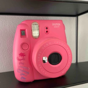 Instax mini 9 - 370kr inkl frakt! Knappt använd och mycket bra skick! Men kartongen är tyvärr borta!🤩 (klistermärket är borttaget) 