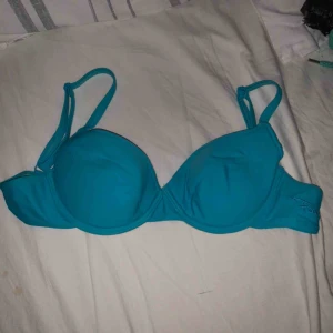  - Turkosblå bikini topp i storlek 38 på lappen. Skulle säga att den snarare passar mindre då de rätt små kupor. Nypris: 400, säljer för 120 +frakt.