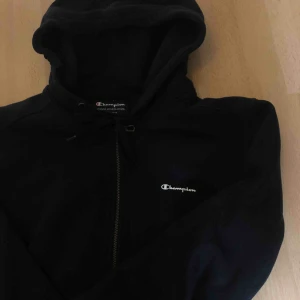  - Champion hoodie i mycket gott skick, den är relativt liten i storlek och passar bättre för någon som bär S. Den har en fin detalj på armen i form av den typiska Champion loggan