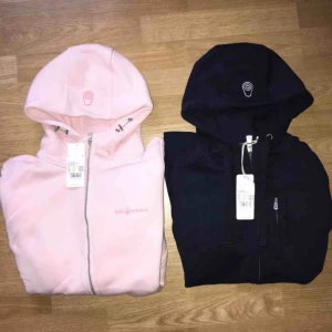  - Hoodies från sail racing. Helt oanvända med prislapp kvar! Strl L men sitter snyggt oversized på xs-m oxå! 500kr styck eller båda för 800, köpta för 1200kr/styck