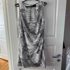Klänning - Klänning i fint skick, fin med skärp till. 