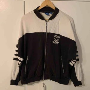  - Adidas sweatshirt inköpt på second hand! Lite oversize modell så passar nog från S-L. 