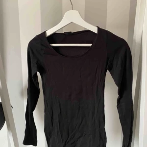  - Tight svart långärmad🖤