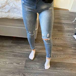 Fräcka jeans med slitningar. Storlek 38, men små i storleken så passar en 36 bättre. Sparsamt använda och riktigt sköna. Köparen står för eventuell frakt.