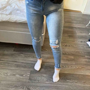  - Fräcka jeans med slitningar. Storlek 38, men små i storleken så passar en 36 bättre. Sparsamt använda och riktigt sköna. Köparen står för eventuell frakt.