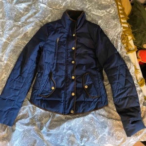  - Vår/höstjacka från Vero Moda i storlek XS. Knappt använd. Betalning sker via swish. Köparen står för frakten!