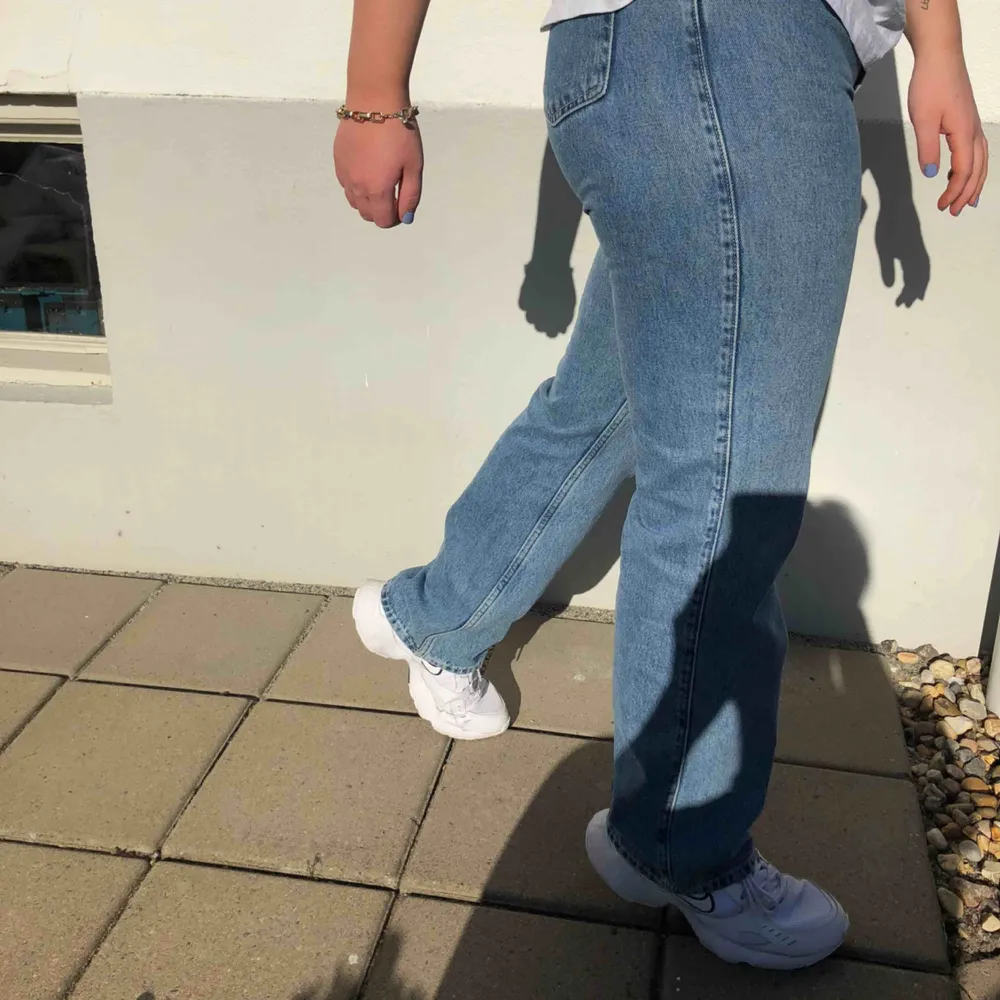 Jeans i modellen Row från Weekday! Snygg mellanblå tvätt och bra passform! Byxorna är nästintill oanvända och utlovas i gott skick Modellen är 165cm lång<3. Jeans & Byxor.