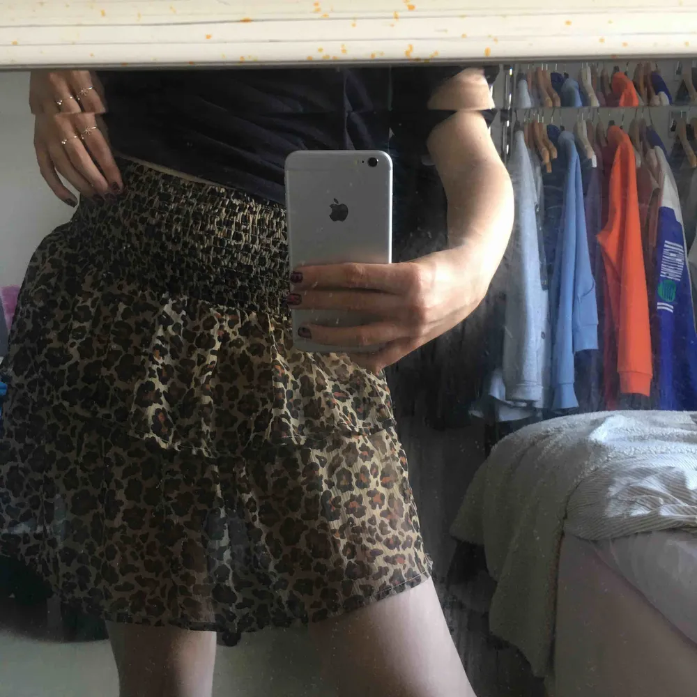 super gullig kjol ifrån nelly (vero moda). använd cirka 2 gånger och kommer tyvärr inte till använding . Kjolar.