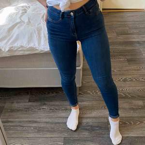 Fina jeans från Gina Tricot. Storlek M men tycker dom passar en S också. Använda ett fåtal gånger. Köparen står för eventuell frakt.