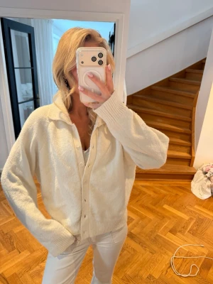 Vit kofta  - Säljer denna sååå mysiga vita kofta wowsiii💖💖❤️❤️ lite nopprig men så mys ändååå