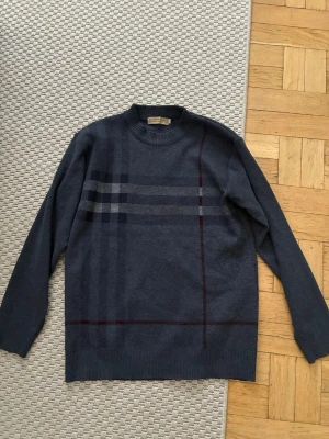 Burberry tröja - En stickad burberry sweatshirt i otrolig passform för dig som bär storlek S/M. Storlek L men har tvättats i kulörtvätt vilket gjort den mindre. Passar mig perfekt som väger 70kg och är 185cm lång