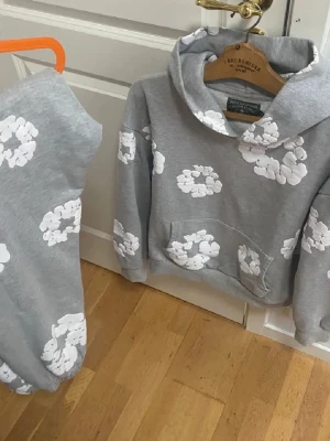 Denim Tear - Knappast använd inga skador eller fläckar. Hoodie 400 KR. Byxor 300 KR.