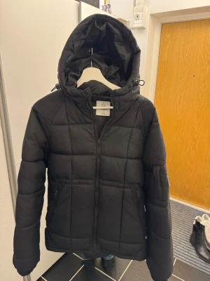 Svart CP company jacka storlek M - Säljer en svart pufferjacka från CP Company. Storlek M och den är i Ny skick 