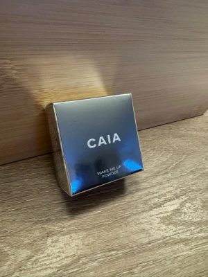 CAIA Wake Me Up Powder Rhubarb - NY - (obruten - sista bilen är lånad) - (Sista bilden är lånad från Google, så man kan se färgen närmare)  Limited edition! ✨Från hemsidan: Ett lystergivande under-ögon-puder som smälter in i huden med transparent och osynlig täckning. Ger direkt ljusare intryck och piggar upp ögonområdet. Full size - 3g🩷  Country of origin: Italy | PRC Product value: 245 KR 