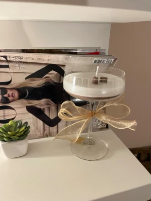 Doftljus i cocktailglas med rosett - Handgjorda ljus  Återvunnet av gamla ljusstumpar och  återanvändbara glas!  Fin inredningsdetalj för en lyxig vardag