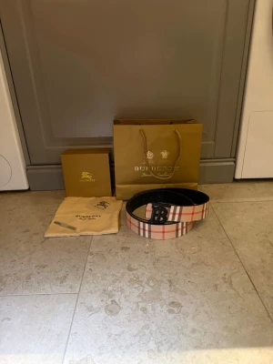 Burberry bälte  - Säljer ett Burberry bälte. Perfekt för dig som vill synas.                                                                           •Storlek: 110cm (Har gjort extra hål).                                         •Märke: Burberry                                                                    •Skick: 10/10.                                                                              Skriv privat om du undrar något✅