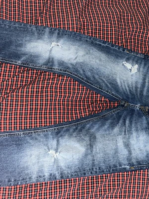 Jack and Jones med slitningar - Snygga blåa Jack and Jones jeans med fräcsha slitningar. Size:27:32, ställ gjärna frågor kan gå ner i pris vid snabb affär och allmänna frågor kan också ställas