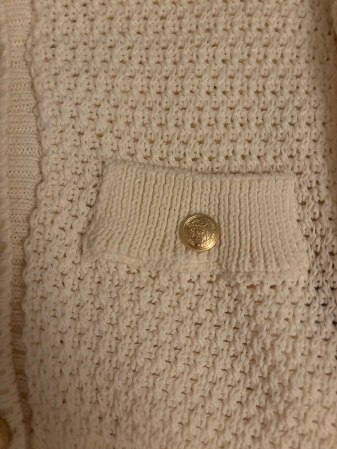 Krämvit stickad kofta med guldknappar - 1
