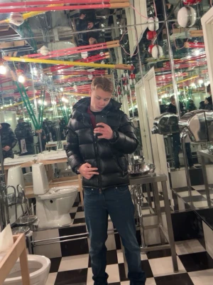 Äkta moncler Maya  - En äkta moncler Maya i storlek 2 passar m/s. Den har ett litet hål på framsidan som syns om man kollar noga och kalle anka texten är borta men har kvar den. Kostar runt 500-1000kr att laga allt men har inte haft orken. Pris kan diskuteras vid snabb affär.