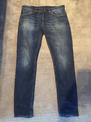 Dondup jeans  - Dondup George jeans. Jeansen är helt nya, skick 10/10. Nypris är 4200kr, säljs för 1199kr.
