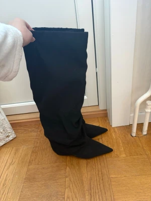 Svarta overknee stövlar med spetsig tå - Lite för hög klack för mig därför jag säljer, aldrig använt.