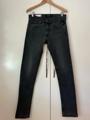 Replay jeans  - Tja, säljer nu ett par svart/gråa Replay jeans. Storlek 30/34 passar även bra på folk med 32 i längd, skick 8/10✅. Hör av dig vid flera frågor.