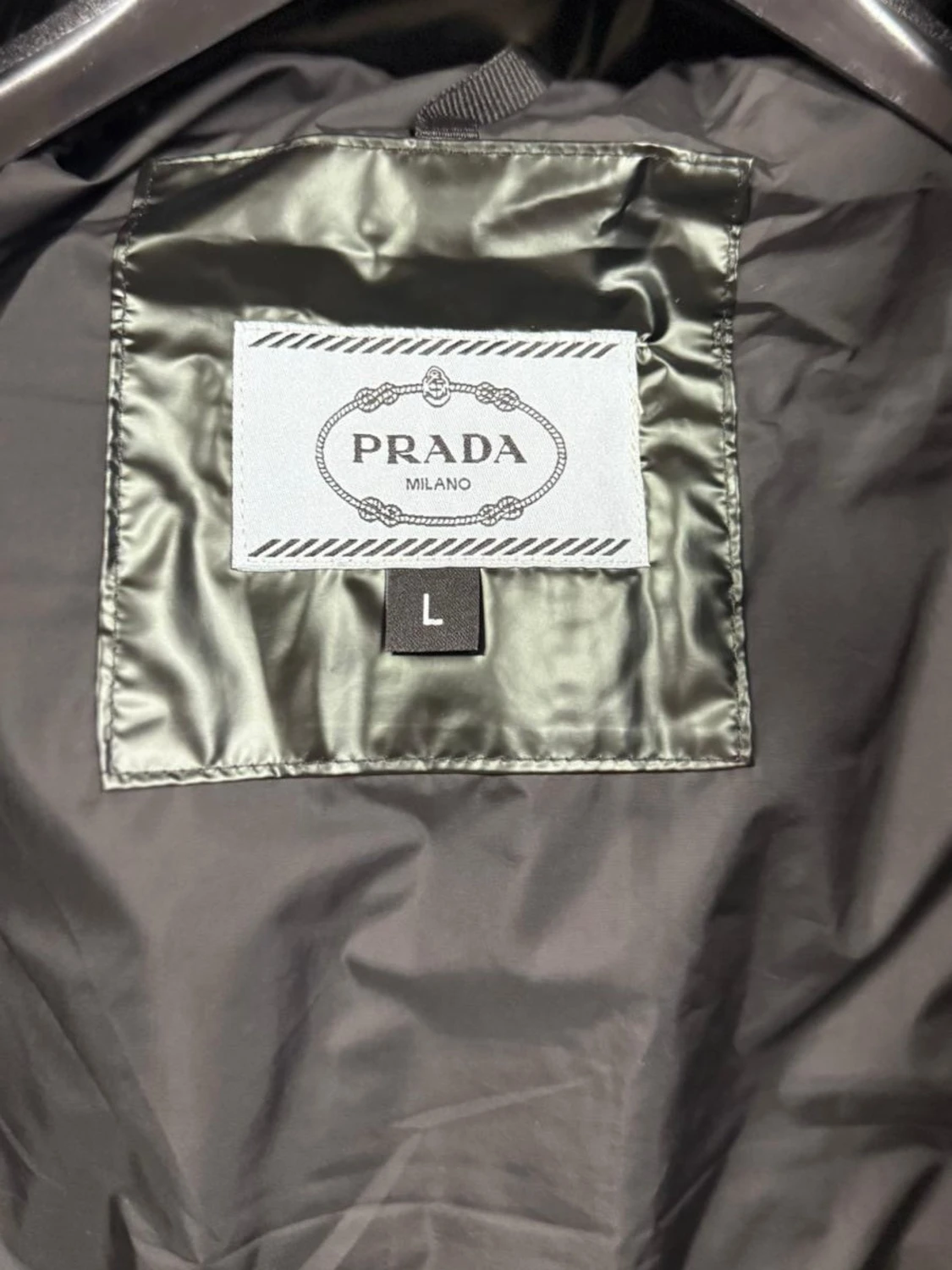 Svart glansig dunjacka från Prada - 5