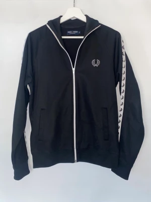 Ziptröja Fred Perry  - Säljer denna svarta ziptröja från Fred Perry. I väldigt bra skick i storlek S.
