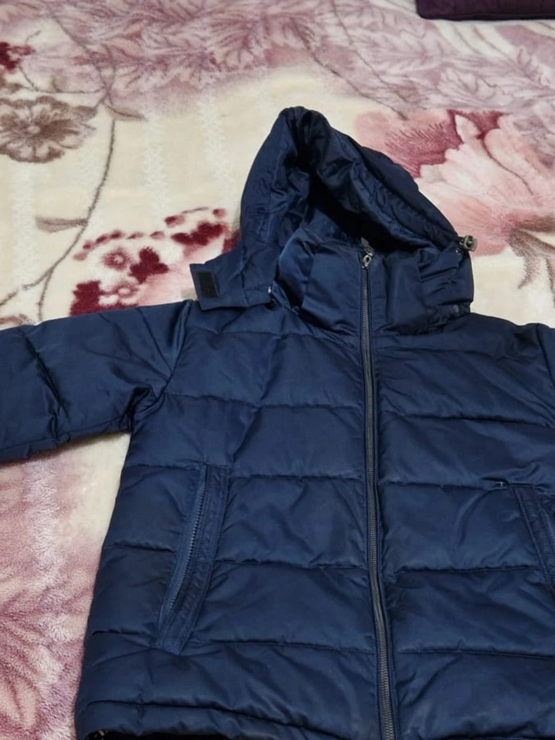 Mörkblå dunjacka med huva