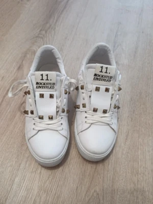 Skor  - Skor, från Valentino Garvani men jag kan ej bekräfta om de är 100% äkta så kommer inte lägga in märke. Förra säljaren påstod att det var äkta men som sagt har jag inte något slags kvitto så jag vet ej. Köpta för 1200kr. Pris kan diskuteras och fråga för mer bilder!