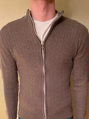 Stenströms merinoull zip - Säljer en riktigt fin och snygg Stenströms kabelstickad zip i 100 merinoull och i fint skick. Den sitter som en XS. Bara skriva om ni undrar något