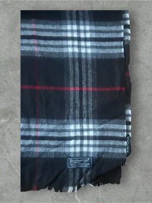 Burberry Halsduk Svart - 💪🏽Skick:Ny utan prislapp   📐Mått:Längd:195cm:Bred:35cm  📎Material:100%Lambswool  📦Skickar alltid inom 24h  💸Köp fler plagg för att få billigare pris  ✅Äkthetsgaranti