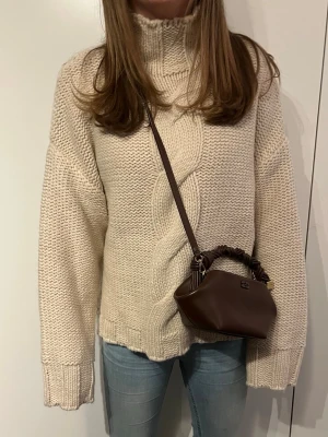 Beige stickad polotröja med fläta - Helt oanvänd tröja från Zara i storlek M!💕💕