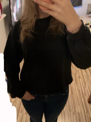 Svart tjocktröja/långärmad  från H&M - En enkel och stilren svart tjocktröja/långärmad från H&M i storlek 158/164. Passar ändå mig som har S. Perfekt basplagg till garderoben och lätt att matcha med olika outfits. Säljer för 25kr då ja vill bli av med den. Pris kan sänkas vid snabbaffär!!