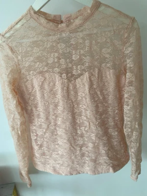 Rosa spetstopp med lång ärm - Söt beige/rosa spetstopp med lång ärm och hög hals💕💕