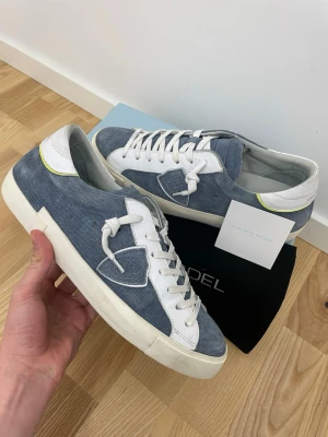 Philippe Model Skor - Säljer dessa sjukt fräscha Philippe model skorna! - Storlek 43 - Sjukt bra skick! - Allt på bilderna följer med! - Självklart 100% äkta - Hör av er vid minsta fundering!