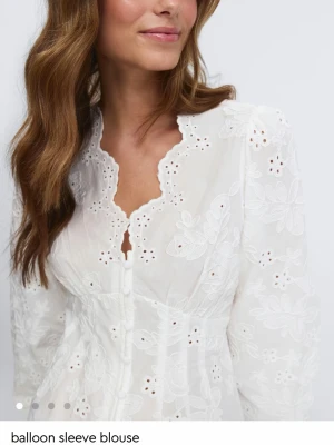 Vit broderad blus med ballongärm - Säljer denna super fina blus! Som helt slutsåld...om någon har hel ny S kan jag gå med på byte! Har enbart testat prislapp kvar! 