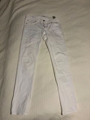 Vita jeans från Jack&Jones - Säljer nu ett par riktigt snygga vita jeans ifrån Jack & Jones. De är i toppskick utan några defekter. Det är bara höra av dig om du har några funderingar!🤩