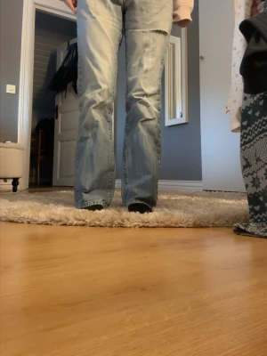 Jeans  - Säljer ett par ljusblå jeans med ett hål på låret från vintage Love i storlek S/36. Innerbenslängden är 74 ungefär 🩷