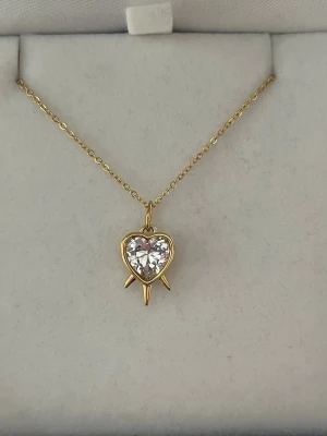 Maria Nilsdotter ”Three of Swords” Necklace inspired - Aldrig använd, 18K guldpläterad och tillverkad i rostfritt stål. Kedjans längd 40+5 cm och nickelfri. Om du har fler frågor, tveka inte att höra av dig 🤗