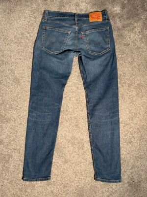 Levis 512 W30 L32 Vintage Jeans - Säljer nu dessa otroligt snygga Levis Vintage Jeans i modellen 512. W30 L32, mycket bra skick. Hör gärna av dig om du har frågor😊 Mått: Längd - 101 cm, Innerbenslängd - 74 cm, Midja - 39 cm, Midjehöjd - 27 cm, Benöppning - 23 cm