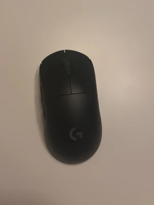 Svart trådlös gamingmus Logitech - Säljer en svart trådlös gamingmus från Logitech med stilren design. Musen har två sidoknappar, scrollhjul och en matt yta i plast. Perfekt för gaming eller arbete vid datorn.