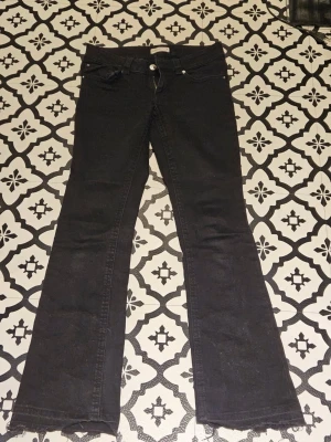 Svarta bootcut jeans från Nelly  - Säljer ett par svarta bootcut jeans från Nelly med fickor baktill🩷 Säljer då de inte passar mig men de är o väldigt bra skick. Original pris ligger på 699kr💕