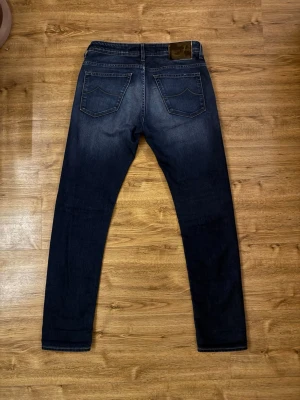Jacob Cohën jeans  - säljer dessa feta jeans från Jacob Cohën. passformen är 613.c, vilket är slimfit modellen🤩Midja: 41 cm Benlängd 108 cm. säljes för 899, skickas oftast samma dag via instabox!