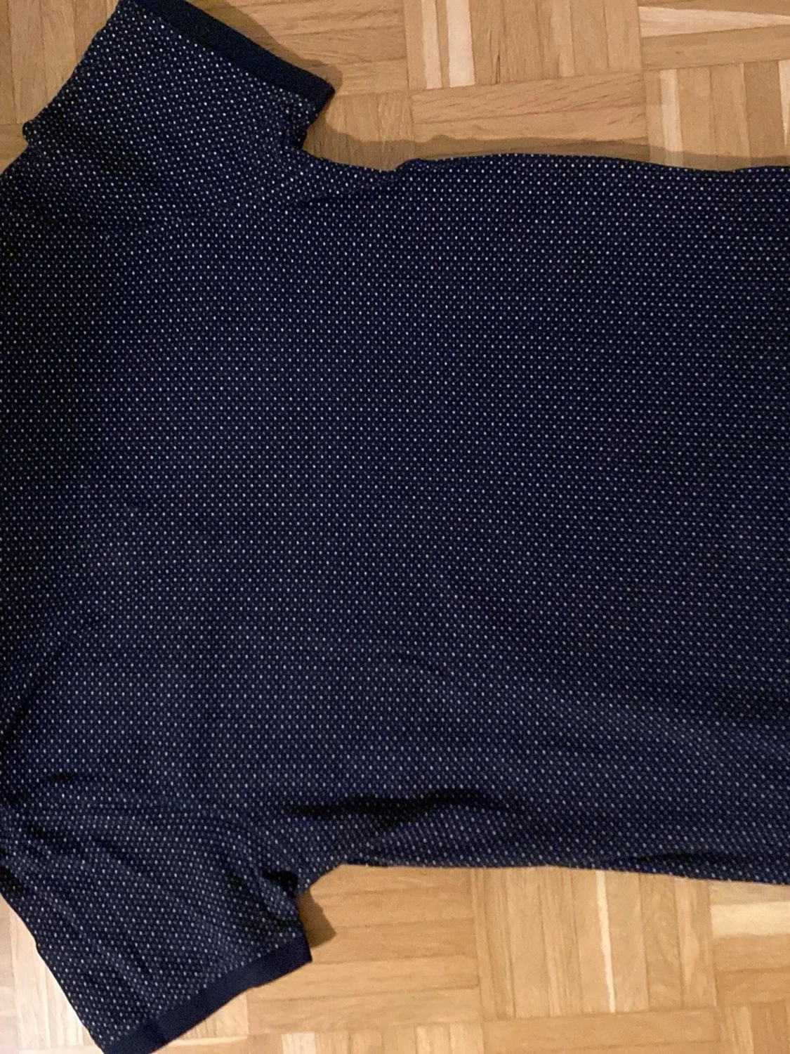 Mörkblå prickig t-shirt med krage - 3